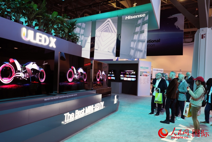 海信在此次展會上推出ULED X系列電視110UX，是全球首臺4萬+分區(qū)MiniLED電視，斬獲2024年美國消費電子展創(chuàng)新獎。人民網(wǎng)記者 李志偉攝