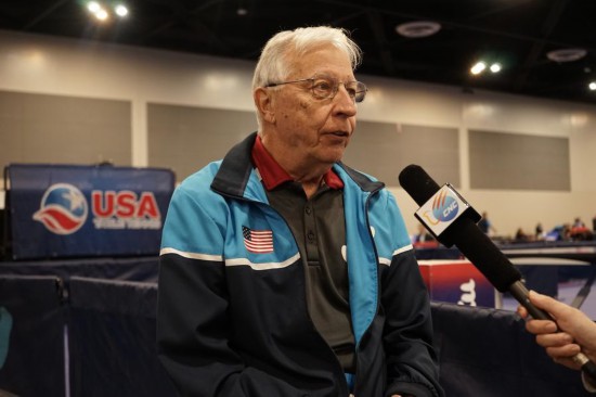 2023年12月16日，中美“乒乓外交”親歷者戴爾·斯威里斯在2023年美國乒乓球公開賽老年組比賽間隙接受新華社記者專訪。