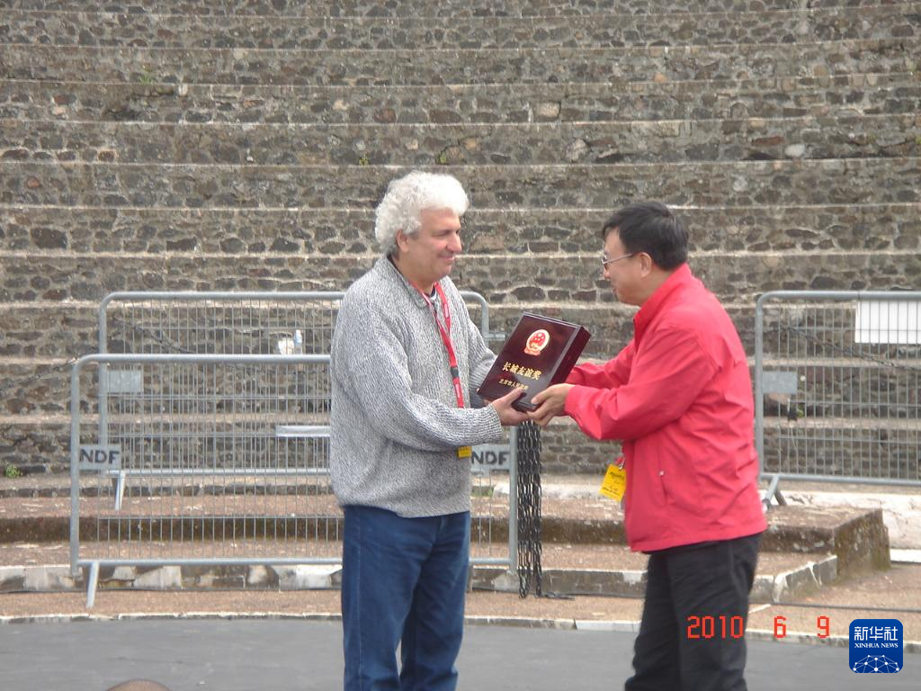 這是2010年帕特里克·索米耶（圖左）獲頒北京市人民政府授予的“長(zhǎng)城友誼獎(jiǎng)”時(shí)的資料照片。新華社發(fā)（受訪對(duì)象供圖）