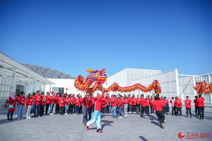 舞龍表演。人民網(wǎng) 塔里克·易卜拉欣攝