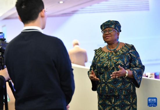 1月18日，世界貿(mào)易組織總干事伊維拉在瑞士達(dá)沃斯舉行的世界經(jīng)濟(jì)論壇2024年年會期間接受新華社記者專訪。新華社記者 連漪 攝