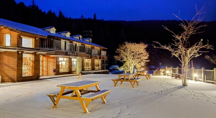 位在宜蘭縣內(nèi)的太平山森林游樂區(qū)23日凌晨開始下雪，園區(qū)翠峰山屋前一片雪白。圖片來源：臺灣“中央社”。