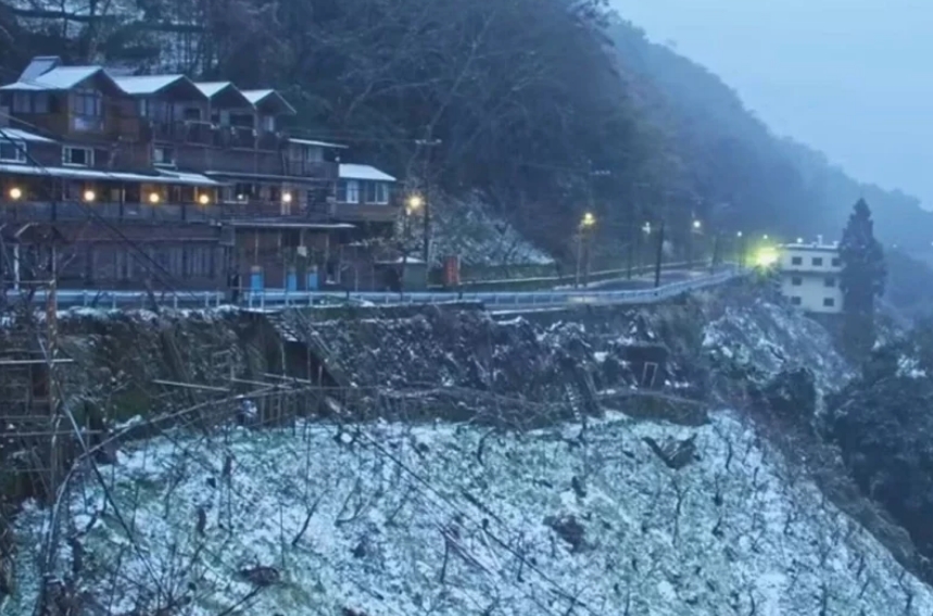 桃園市觀光旅游局22日新啟用的“上巴陵實時影像”的鏡頭下，現(xiàn)場呈現(xiàn)雪景。圖片來源：桃園市觀光旅游局。