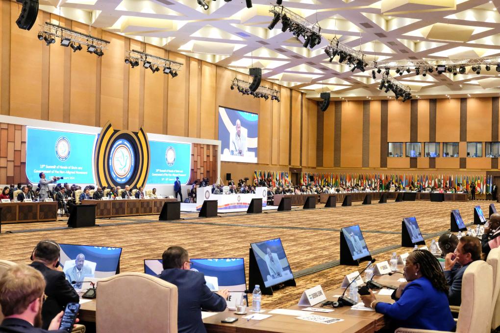 這是1月19日在烏干達(dá)首都坎帕拉拍攝的不結(jié)盟運(yùn)動第19次峰會開幕式現(xiàn)場。新華社發(fā)（阿佳拉·納瓦達(dá)攝）