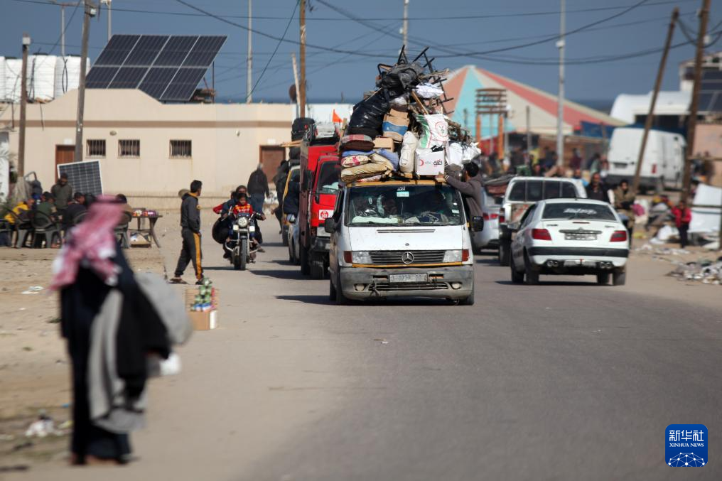 1月22日，在加沙地帶南部城市汗尤尼斯，人們逃離家園。新華社發(fā)（里澤克·阿卜杜勒賈瓦德攝）