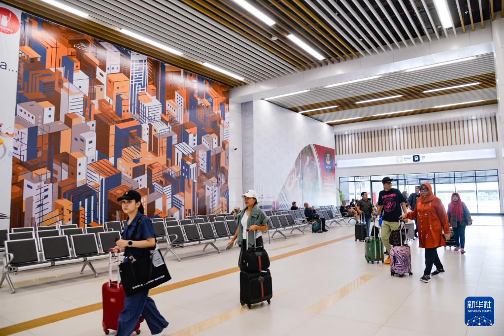 1月24日，在印度尼西亞雅加達(dá)哈利姆站，乘客在候車大廳內(nèi)行走。新華社記者 徐欽 攝