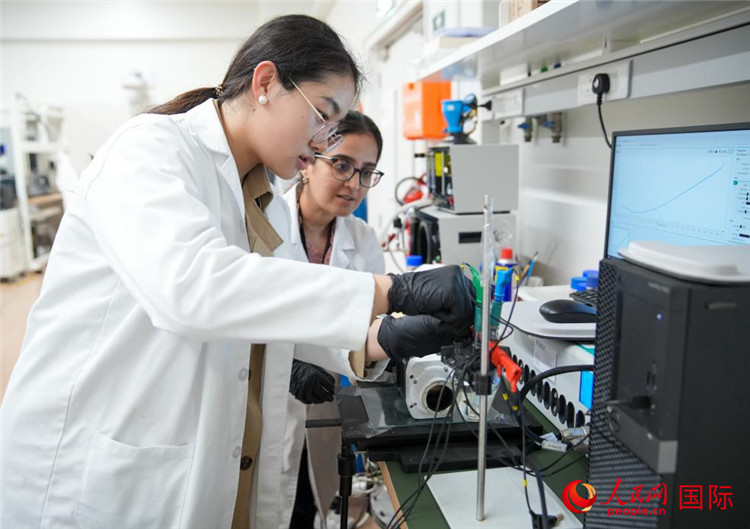 中國(guó)學(xué)生（左一）在嘗試操作電解水實(shí)驗(yàn)。人民網(wǎng)塔里克·易卜拉欣攝