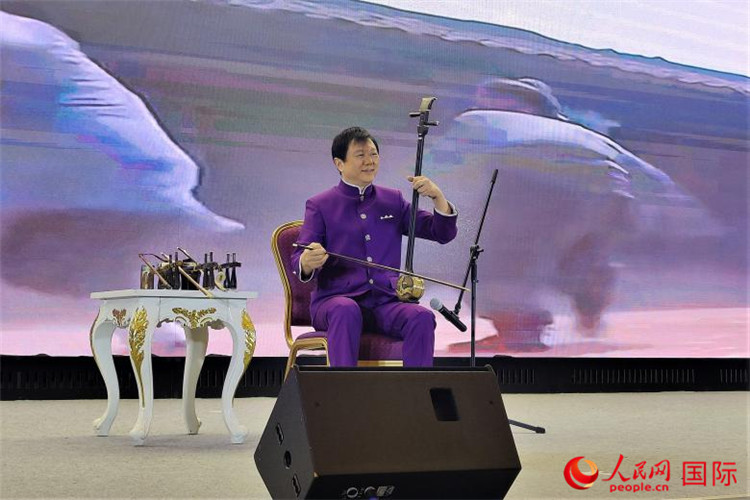 二胡演奏家、國(guó)家一級(jí)演員王之輝演奏《新春樂(lè)》。人民網(wǎng)記者 于宏建攝