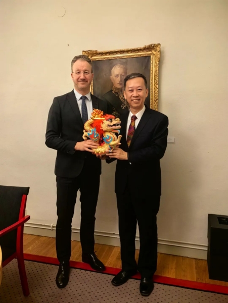 中國駐瑞典大使崔愛民（右）會(huì)見瑞典外交部外貿(mào)總司長嚴(yán)波（左）。中國駐瑞典大使館供圖