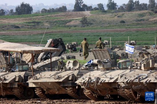 這是1月24日拍攝的加沙邊境以色列一側(cè)的以軍部隊。新華社發(fā)（吉爾·科恩·馬根攝）