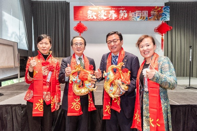 向池田知事、大西市長贈送“歡樂春節(jié)“吉祥龍。從左到右為魏有美副總領(lǐng)事、池田豊人知事、大西秀人市長、馬曉琛主任。中國駐大阪旅游辦事處供圖