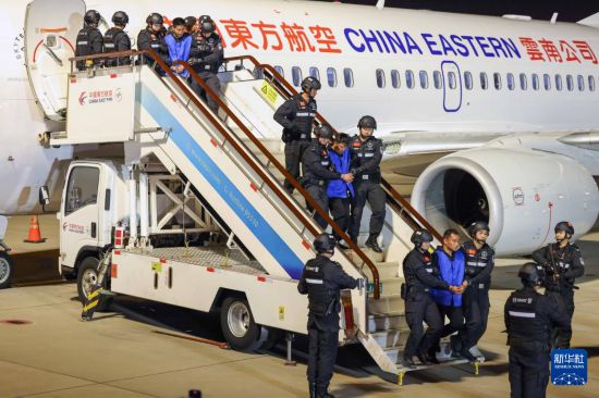 1月30日，在云南昆明長水機場，白所成、白應蒼、魏懷仁、劉正祥、劉正茂、徐老發(fā)等10名緬北重大犯罪嫌疑人被我公安機關成功押解回國。新華社記者 殷剛 攝