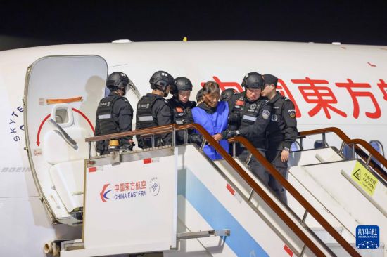 1月30日，在云南昆明長水機場，緬北重大犯罪嫌疑人白所成被我公安機關成功押解回國。新華社記者 殷剛 攝