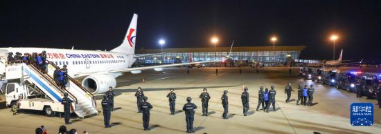 1月30日，在云南昆明長水機場，白所成、白應蒼、魏懷仁、劉正祥、劉正茂、徐老發(fā)等10名緬北重大犯罪嫌疑人被我公安機關成功押解回國。新華社記者 殷剛 攝