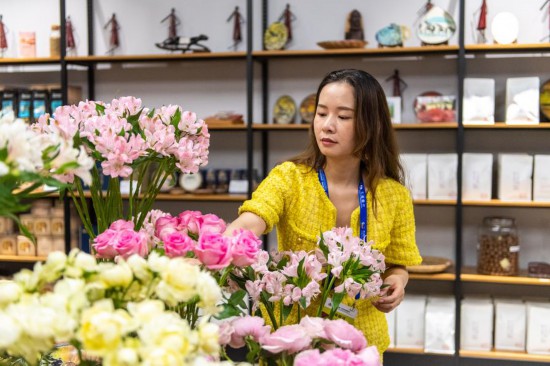 2023年7月1日，在位于湖南省長(zhǎng)沙市的湖南高橋大市場(chǎng)，中非經(jīng)貿(mào)博覽會(huì)常設(shè)展館展區(qū)肯尼亞館工作人員在整理產(chǎn)自非洲的鮮花。新華社記者 陳思汗 攝