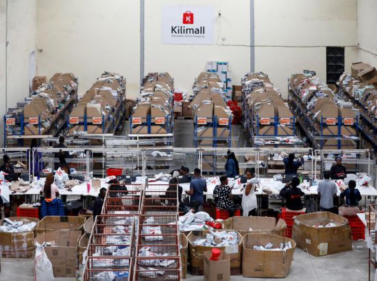 2023年11月11日，在肯尼亞姆洛隆戈，Kilimall員工在倉(cāng)庫(kù)內(nèi)工作。新華社記者 李亞輝 攝