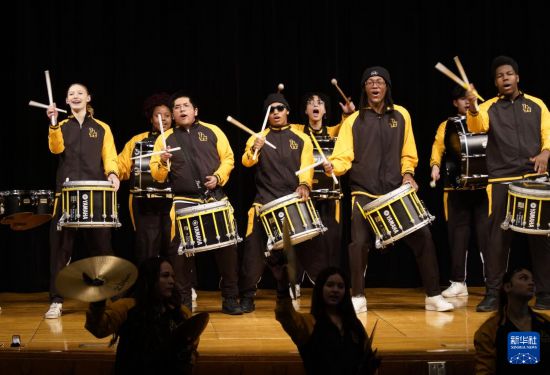 1月30日，在美國華盛頓州塔科馬市林肯中學(xué)，學(xué)校鼓樂隊(duì)在美國中學(xué)生赴華交流歡送儀式上表演。新華社記者 吳曉凌 攝