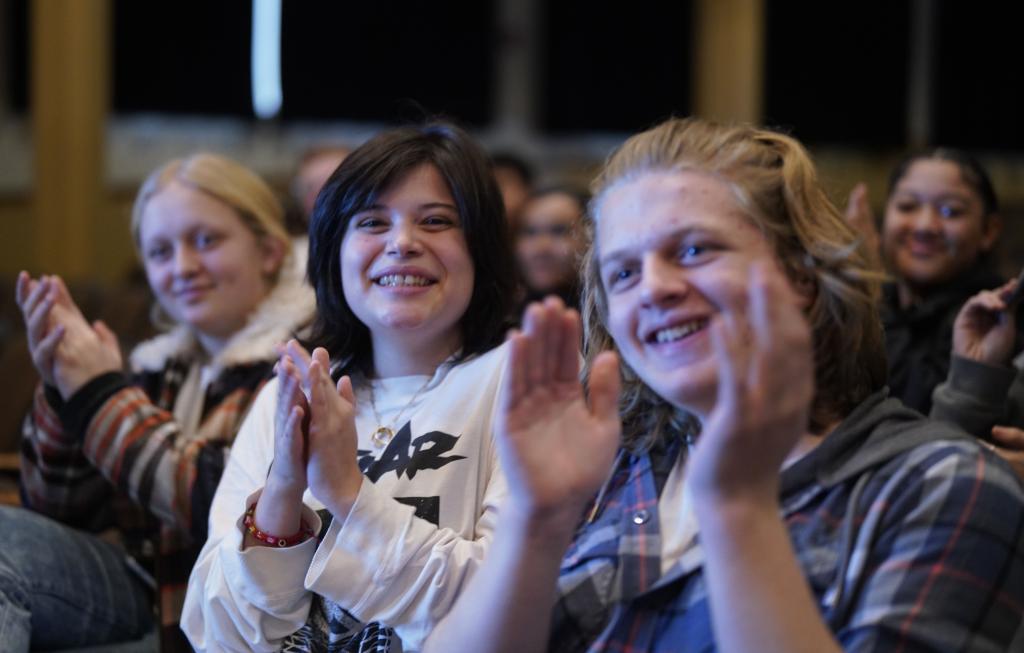 1月30日，在美國華盛頓州塔科馬市林肯中學(xué)，將于3月啟程赴華交流的林肯中學(xué)12年級學(xué)生蒙特塞拉特·羅梅羅-羅查（中）參加美國中學(xué)生赴華交流歡送儀式。新華社記者 吳曉凌 攝