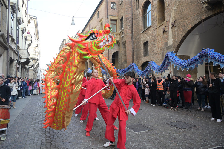 當(dāng)?shù)匚湫g(shù)學(xué)院進(jìn)行舞龍表演。張錫琪攝