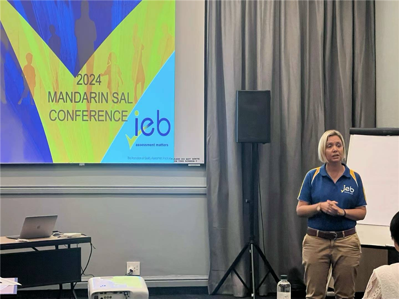 羅賓·莫瓦特女士對2023年“南非漢語高考”情況進行數據分析總結。（圖片來源：南非中國文化和國際教育交流中心孔子課堂）