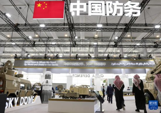 2月5日，在沙特阿拉伯利雅得，人們在中國展區(qū)參觀。新華社記者 王東震 攝