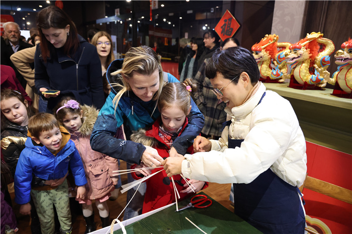 2024年“歡樂春節(jié)”《閩南風(fēng)情》文藝演出和泉州非物質(zhì)文化遺產(chǎn)展演2月6日在塞爾維亞斯梅代雷沃文化中心舉行。圖為當(dāng)?shù)孛癖婓w驗(yàn)中國(guó)非遺手工藝。 貝爾格萊德中國(guó)文化中心供圖