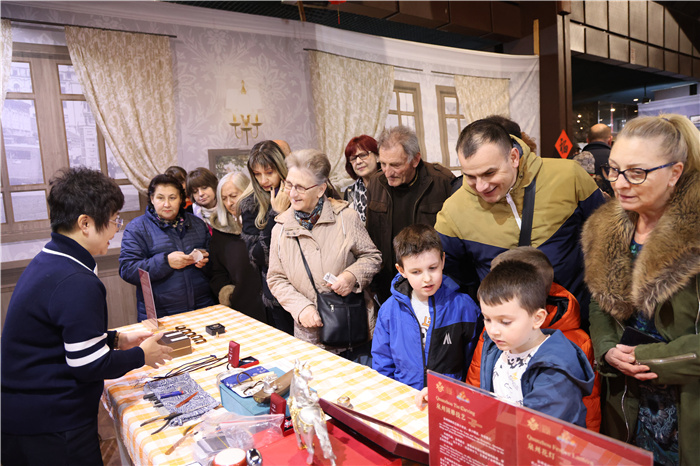 2024年“歡樂春節(jié)”《閩南風(fēng)情》文藝演出和泉州非物質(zhì)文化遺產(chǎn)展演2月6日在塞爾維亞斯梅代雷沃文化中心舉行。圖為當(dāng)?shù)孛癖婓w驗(yàn)中國(guó)非遺手工藝。 貝爾格萊德中國(guó)文化中心供圖