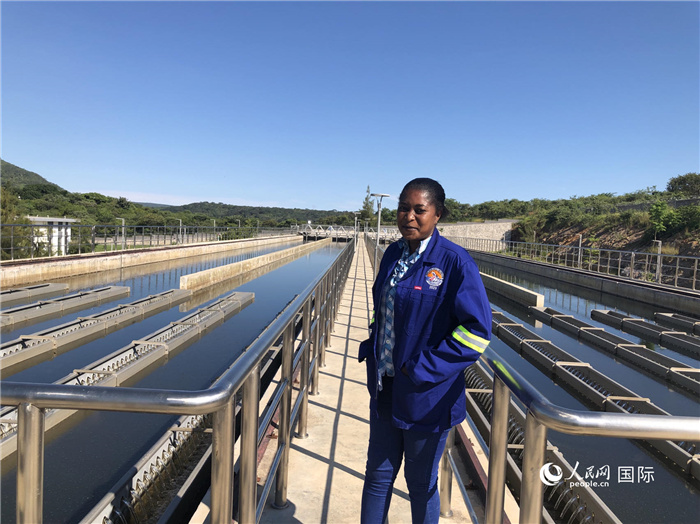 總經(jīng)理琳達(dá)在向記者介紹情況。人民網(wǎng)記者 黃培昭攝.