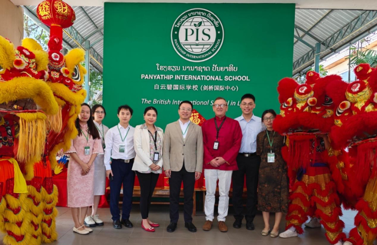 駐老撾使館臨時代辦王暢與白云碧國際學(xué)校校方、參會志愿者教師合影。活動主辦方供圖