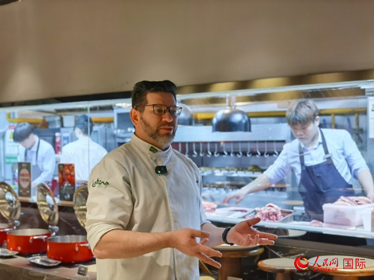 巴西主廚路易斯。人民網(wǎng)記者 魯揚(yáng)攝
