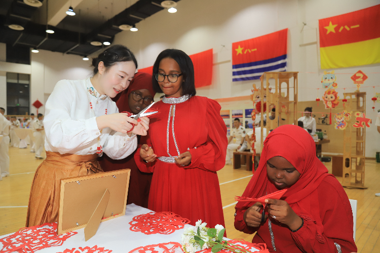 中國剪紙藝術(shù)吸引當(dāng)?shù)厝耸繀⑴c體驗(yàn)。陳錦俊攝