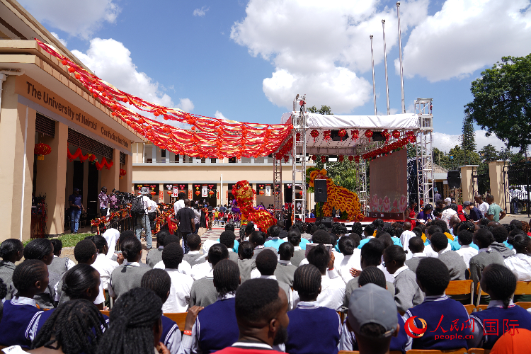 師生在觀看舞獅表演。人民網(wǎng)記者 黃煒鑫攝