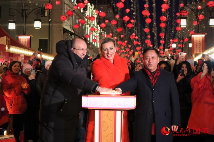 張漢暉、扎哈羅娃、科茲洛夫（從右至左）共同按下活動啟動按鈕。于子恒攝