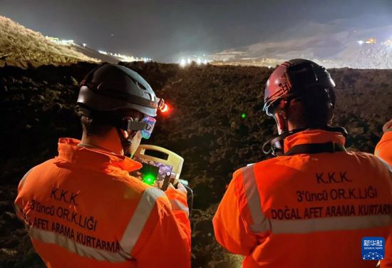 2月13日，救援人員在土耳其東部埃爾津詹省伊利奇區(qū)礦難現(xiàn)場工作。新華社發(fā)（穆斯塔法·卡亞攝）