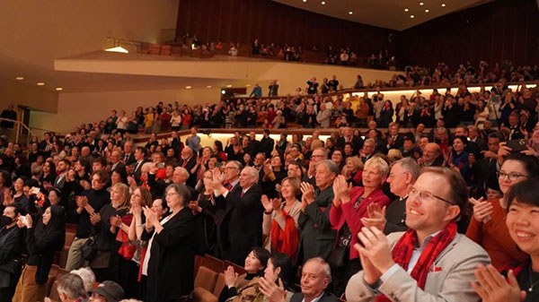 中德觀眾觀看中央民族樂團“”天地永樂·中國節(jié)“”音樂會。中國駐德國大使館供圖
