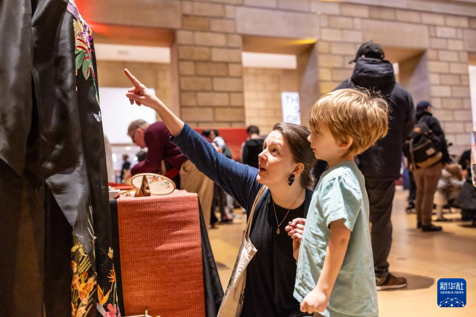 2月11日，參觀者在美國(guó)費(fèi)城藝術(shù)博物館舉行的龍年迎新春活動(dòng)上觀看中國(guó)傳統(tǒng)服飾。新華社發(fā)（周煥新攝）