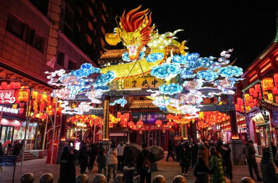 2月11日，游客在沈陽(yáng)中街游覽。春節(jié)期間，各地?zé)艋痂?、火樹銀花，呈現(xiàn)出一幕幕流光溢彩的視覺盛宴。（新華社記者潘昱龍攝）