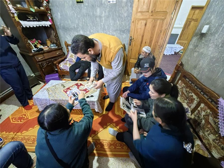 穆罕默德醫(yī)生講述與中國醫(yī)生結緣的老照片。中國第28批援阿爾及利亞醫(yī)療隊塞地夫分隊供圖