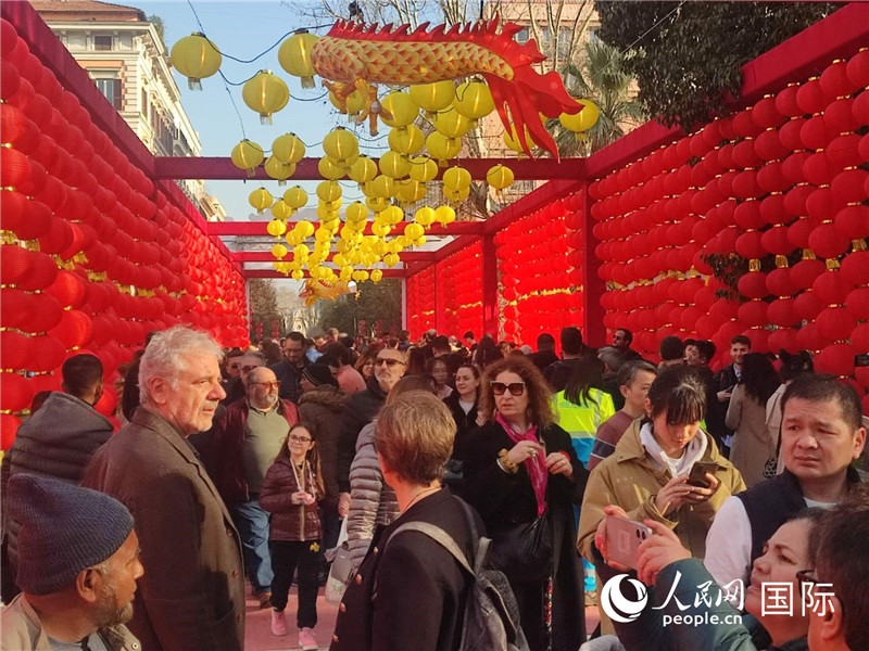 游園會入口處張燈結(jié)彩，人流如織。人民網(wǎng)記者鄭彬攝