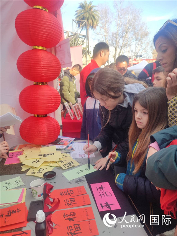 羅馬當(dāng)?shù)孛癖妼h字充滿興趣。人民網(wǎng)記者鄭彬攝