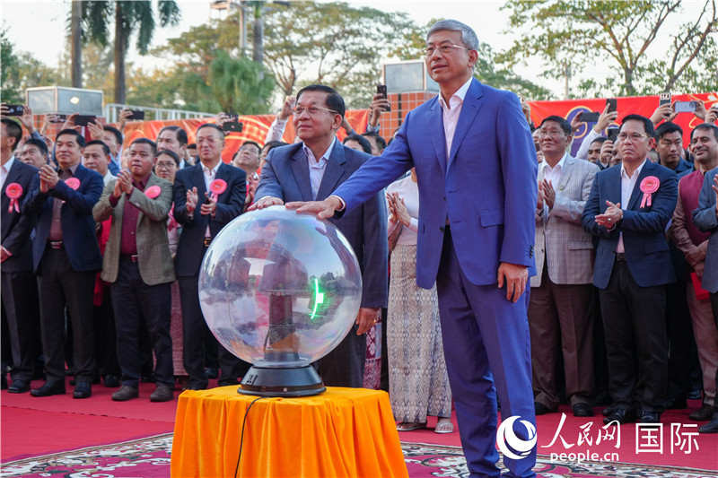 敏昂萊主席和陳海大使在中方援建和改造升級(jí)的仰光杜溫納國(guó)家體育館前共同按亮水晶球，啟動(dòng)“錦繡唐人街”新春慶典-人民網(wǎng)記者謝佳君攝
