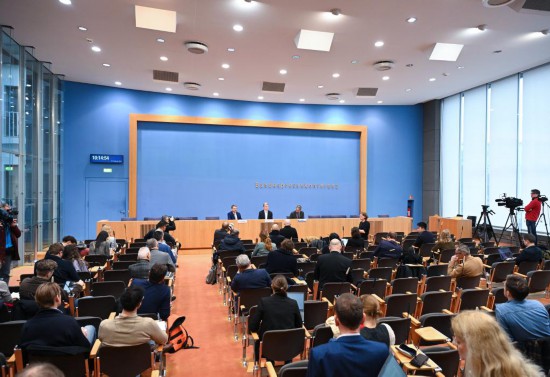 這是2月12日在德國柏林拍攝的《2024年慕尼黑安全報(bào)告》發(fā)布現(xiàn)場(chǎng)。新華社記者 任鵬飛 攝