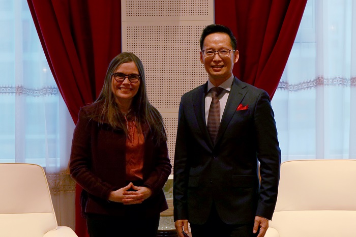 冰島總理雅各布斯多蒂爾（右一）與中國(guó)駐冰島大使何儒龍合影。中國(guó)駐冰島大使館供圖