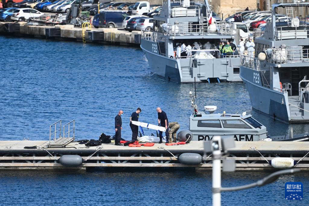 2月23日，在馬耳他皮耶塔，工作人員準備搬運一具非法移民遇難者遺體。新華社發(fā)（喬納森·博格攝）