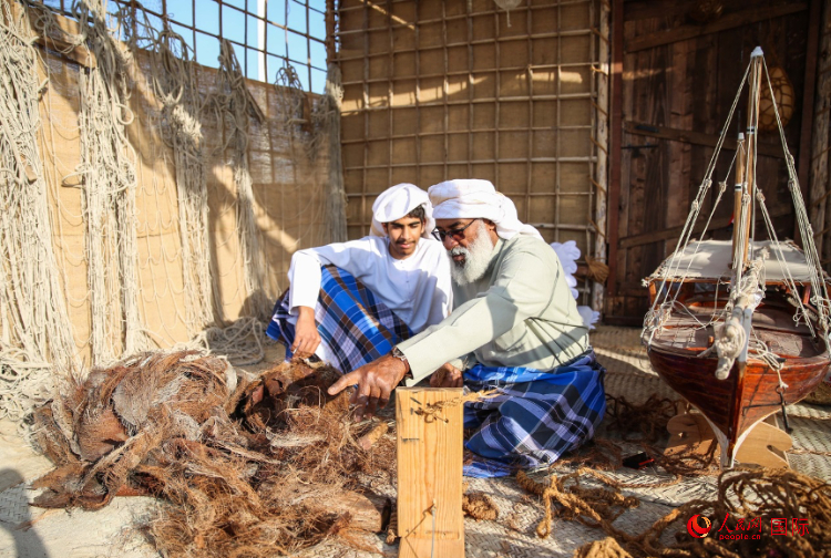 手工藝者展示如何用棕櫚葉制作繩子。人民網(wǎng) 塔里克·易卜拉欣攝