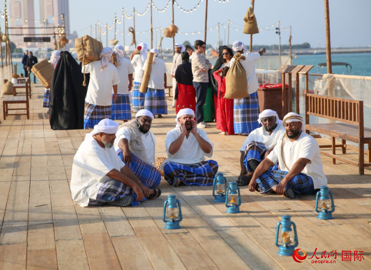 演藝人員展示售賣產(chǎn)品的場景。人民網(wǎng) 塔里克·易卜拉欣攝