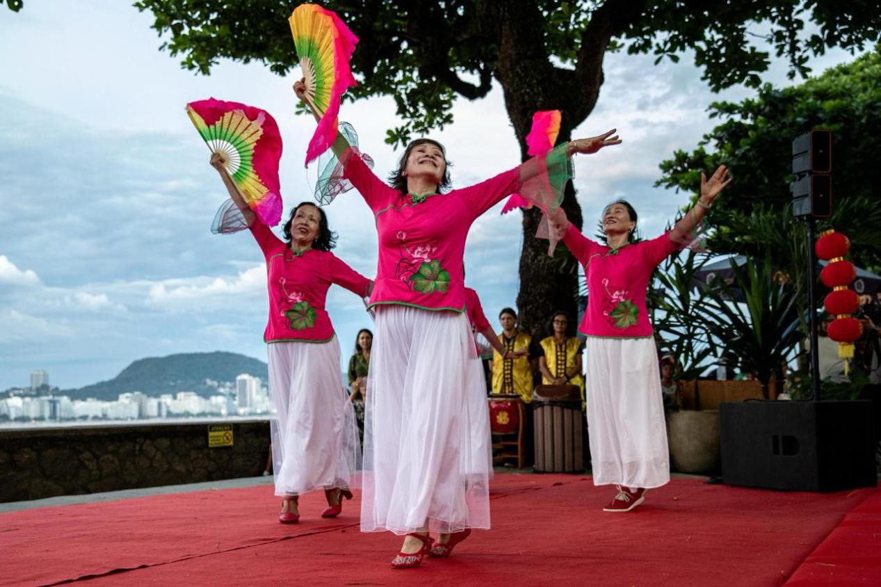 當(dāng)?shù)貢r(shí)間2月24日晚，2024年元宵節(jié)慶?；顒?dòng)在巴西里約熱內(nèi)盧市科帕卡巴納要塞舉辦。巴西山河文化促進(jìn)中心供圖