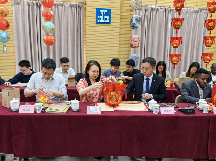 燈籠文化交流活動現(xiàn)場。中建國際中西非公司供圖