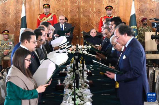   這是3月11日在巴基斯坦首都伊斯蘭堡總統(tǒng)府拍攝的內(nèi)閣宣誓就職儀式。巴基斯坦新內(nèi)閣的19名成員11日在巴總統(tǒng)扎爾達(dá)里和總理夏巴茲見證下，在首都伊斯蘭堡總統(tǒng)府宣誓就職。新華社發(fā)（巴基斯坦新聞與廣播部下轄媒體信息部門供圖）