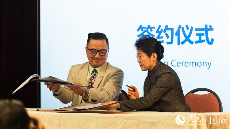 山東省圖書館與舊金山公共圖書館簽署合作協(xié)議。